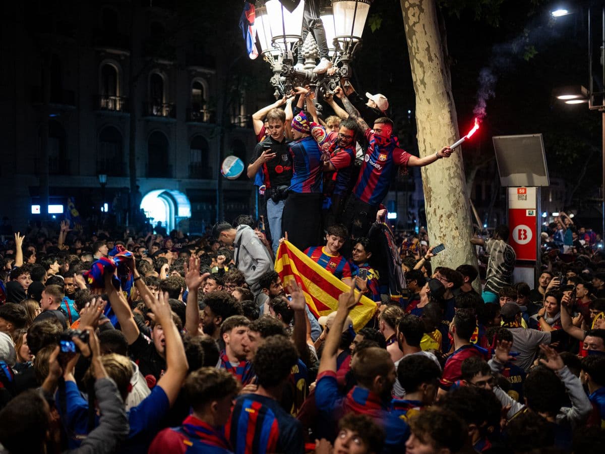 Barcelona firade ligatiteln långt in på natten efter segern mot Real Madrid