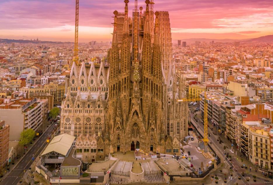 Sagrada Famílias centrala torn når ny höjd under vinterns byggfas